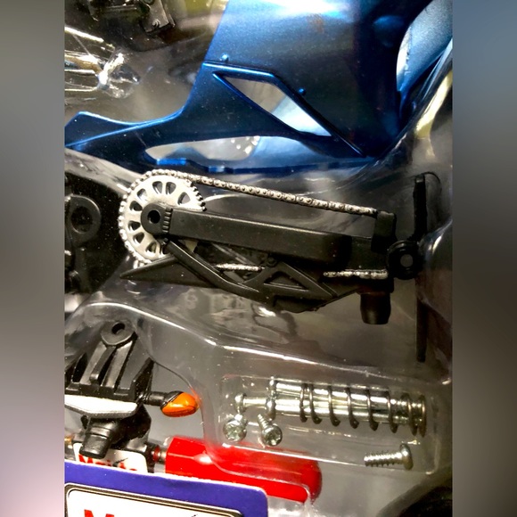 Maisto Motorcycle Building Kit - Kawasaki Ninja ZX-6R Assembly Line - Picture 5 of 8